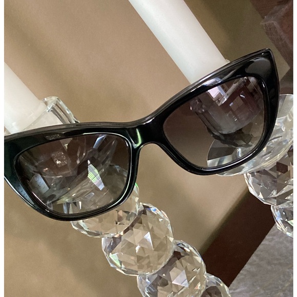 Dolce & Gabbana Sunglasses With Case - Picture 5 of 16